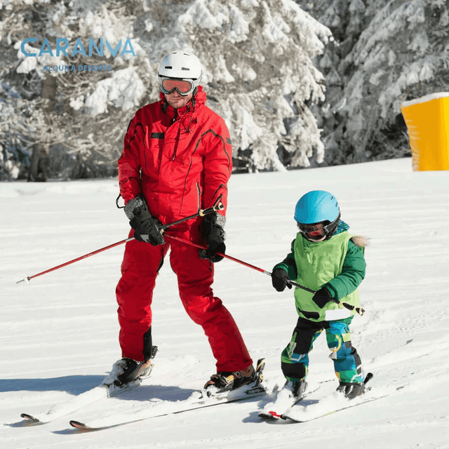 Kind lernt mit seinem Skilehrer Ski fahren